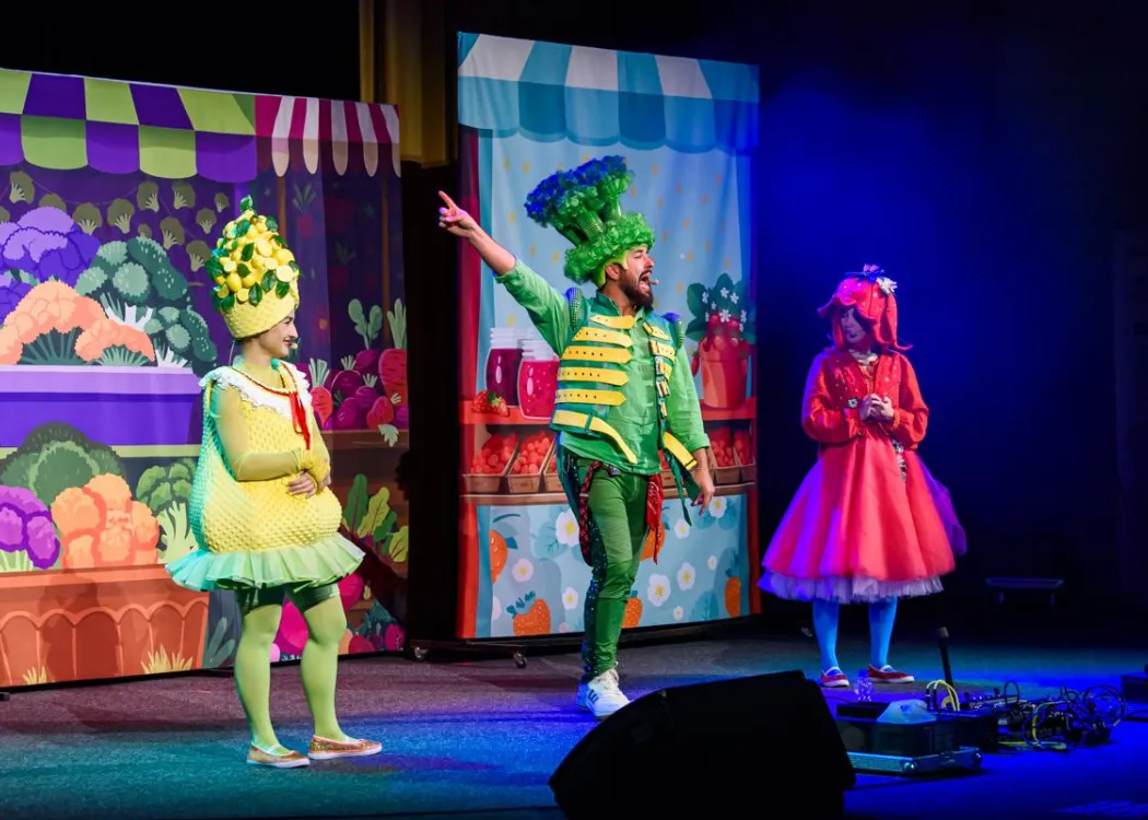 Olsztyńskie Dni Nauki i Sztuki 2025: występ grupy teatralnej podczas ODNiS