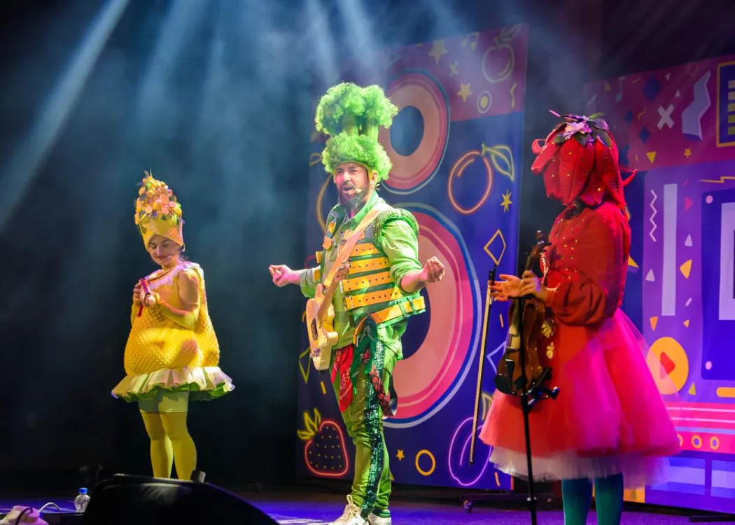 Olsztyńskie Dni Nauki i Sztuki 2025: występ grupy teatralnej podczas ODNiS