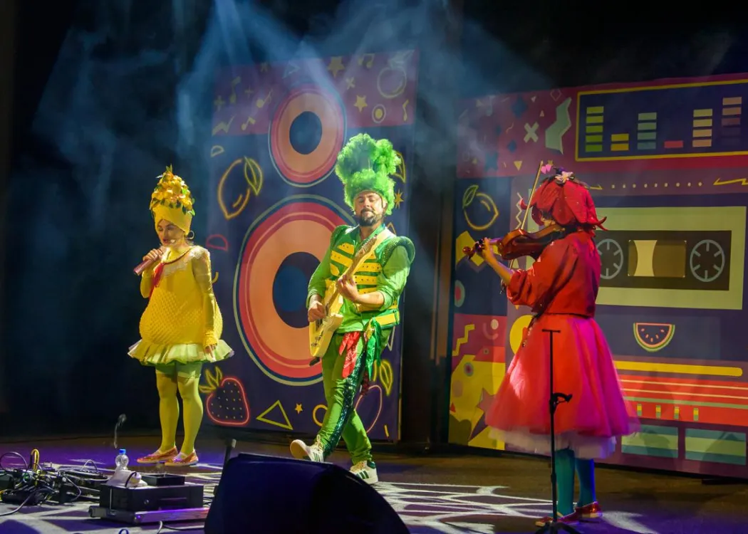 Olsztyńskie Dni Nauki i Sztuki 2025: występ grupy teatralnej podczas ODNiS