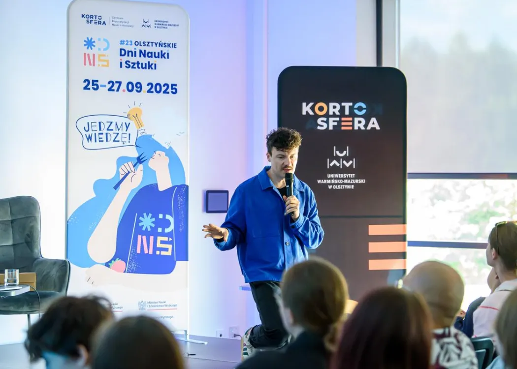 Olsztyńskie Dni Nauki i Sztuki 2025: dr inż. Konrad Skotnicki podczas wykładu na ODNiS