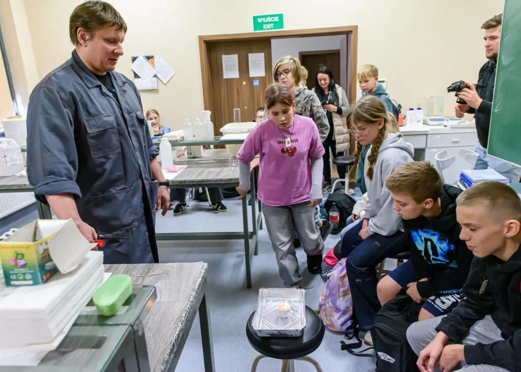Olsztyńskie Dni Nauki i Sztuki 2025: dzieci biorące udział w eksperymencie podczas warsztatów