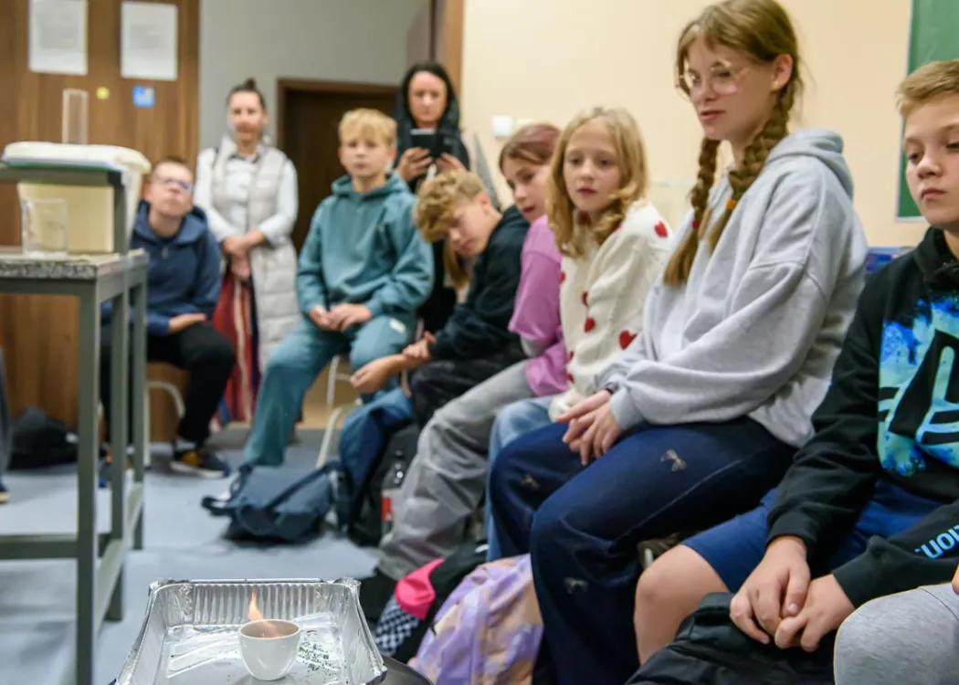 Olsztyńskie Dni Nauki i Sztuki 2025: dzieci biorące udział w eksperymencie podczas warsztatów