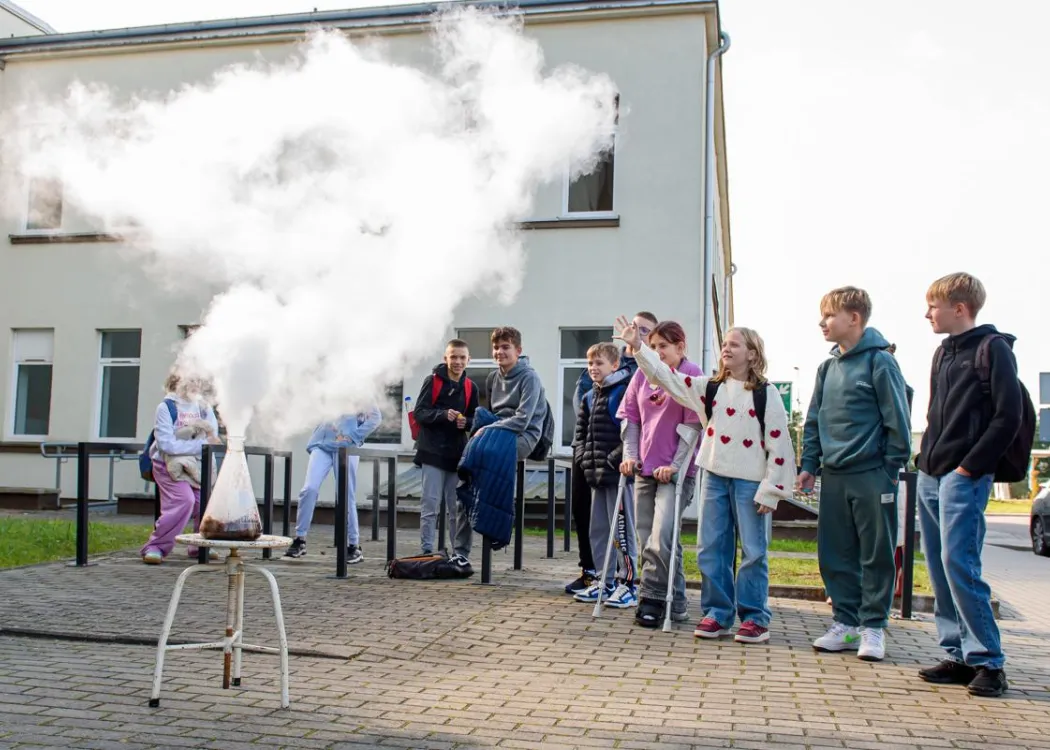 Olsztyńskie Dni Nauki i Sztuki 2025: uczestnicy biorący udział w eksperymencie na Wydziale Nauk Technicznych