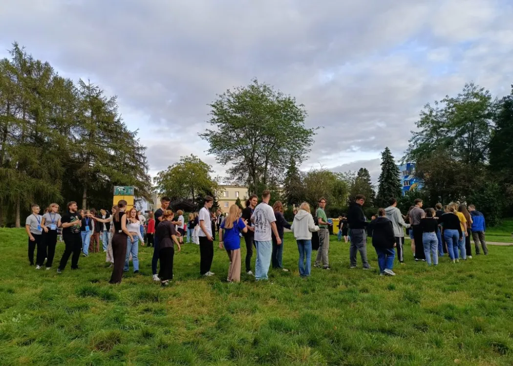 Uczestnicy Adapciaka 2025 podczas zabawy integracyjnej