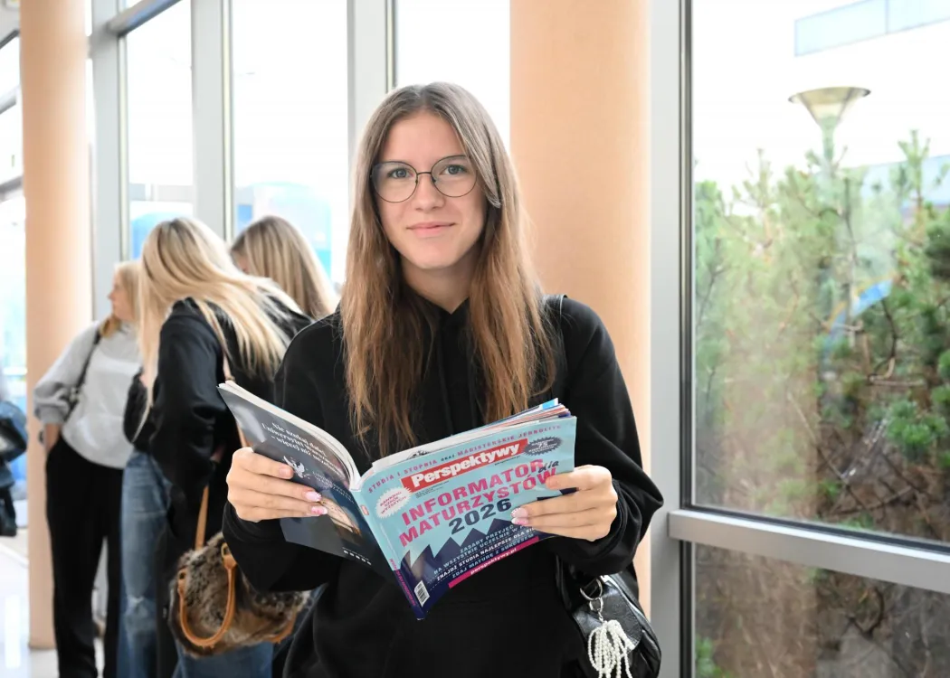 Salon Maturzystów 2025: uczestniczka przegląda magazyn Perspektywy