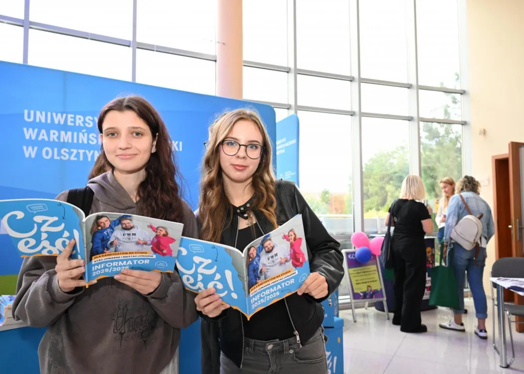Dwie dziewczyny pozują do zdjęcia w czasie Salonu Maturzystów z informatorami UWM na rok akademicki 2025/2026