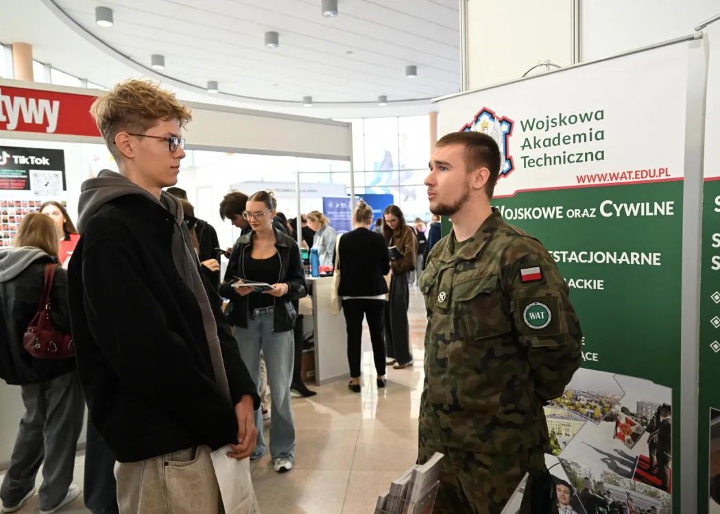 Salon Maturzystów 2025: uczestnik rozmawia z przedstawicielem Wojskowej Akademii Rekrutacyjnej