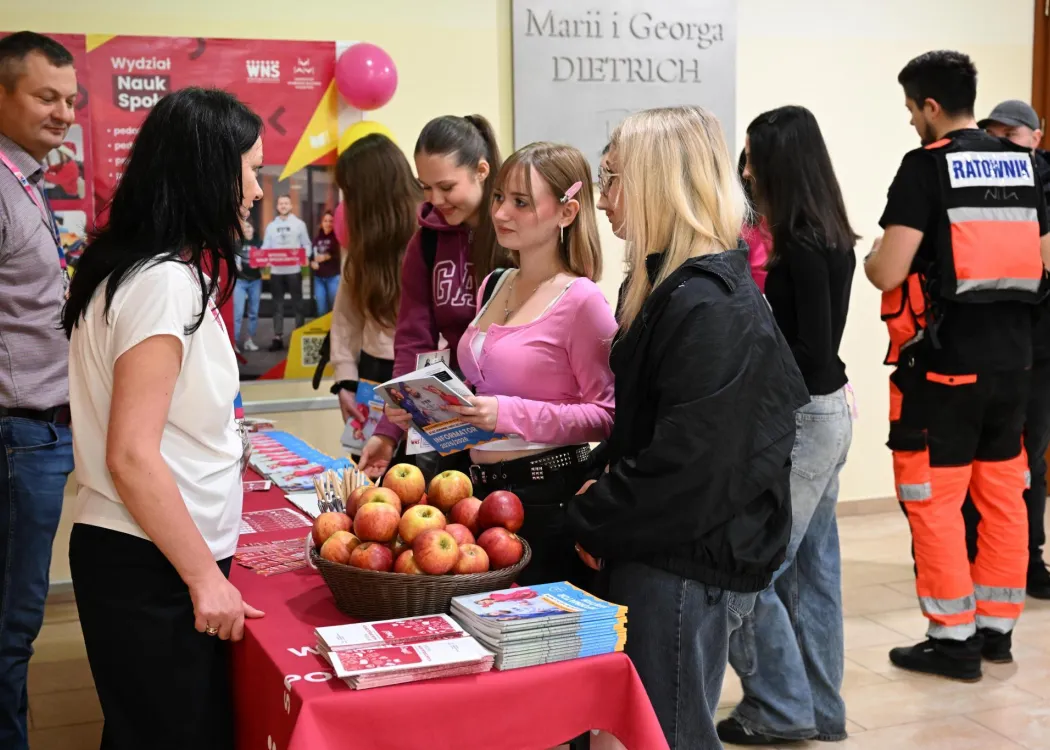 Salon Maturzystów 2025: uczestnicy na stoisku wydziałowym