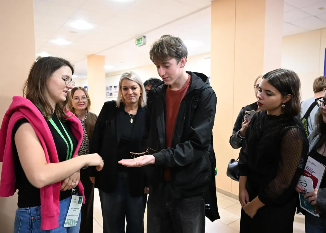 Salon Maturzystów 2025: uczestnicy oglądają atrakcje wydziałów