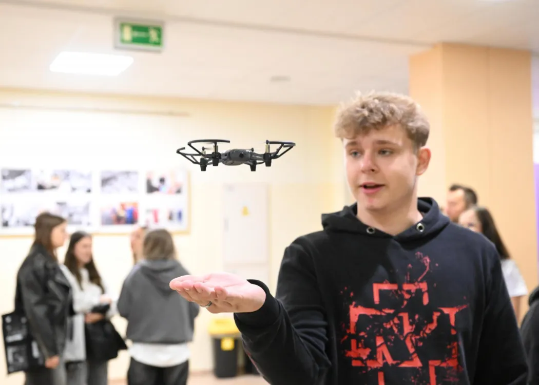 Salon Maturzystów 2025: uczestnik lata dronem