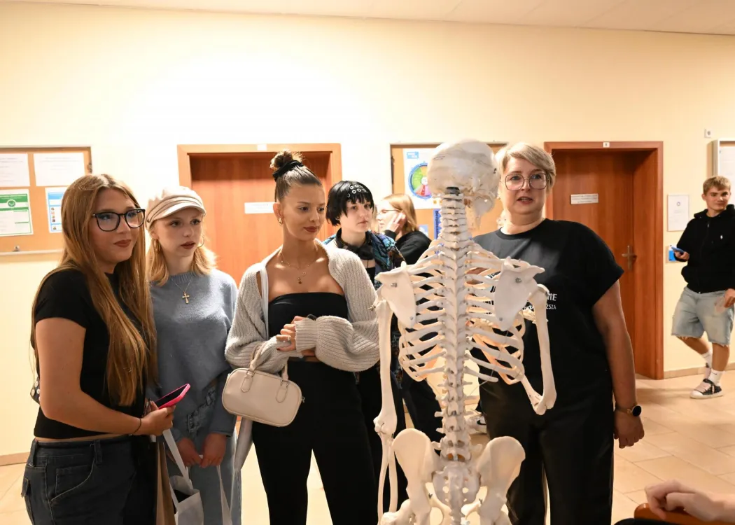 Salon Maturzystów 2025: uczestnicy oglądają atrakcje wydziałów