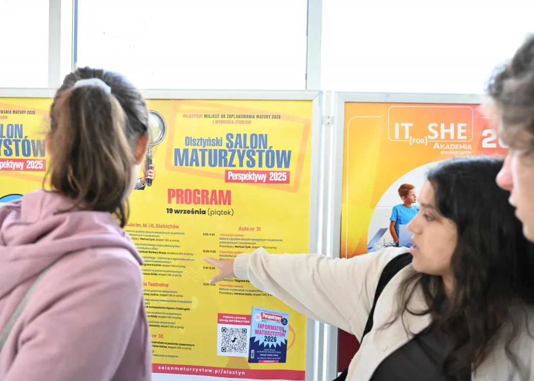 Salon Maturzystów 2025: uczestniczki patrzą na plakat Salonu Maturzystów