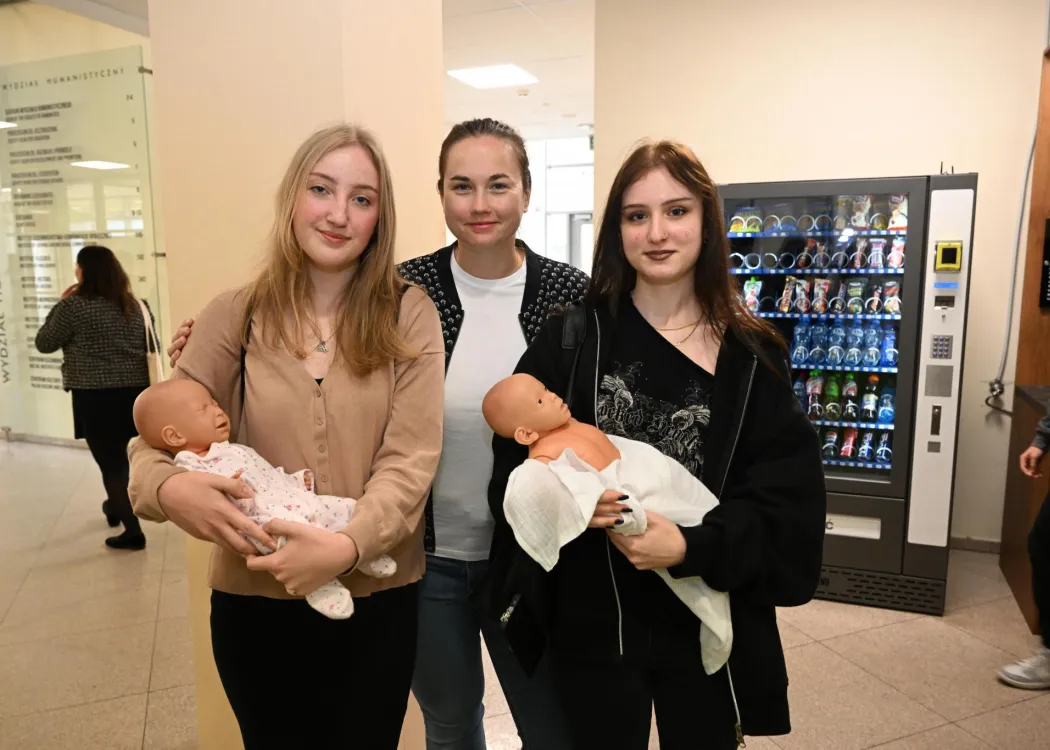 Salon Maturzystów 2025: uczestnicy oglądają atrakcje wydziałów