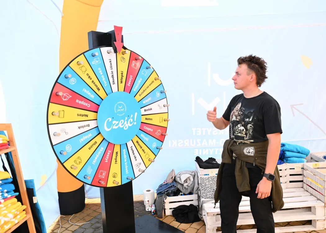 Salon Maturzystów 2025: uczestnik korzysta z atrakcji w namiocie Cześć