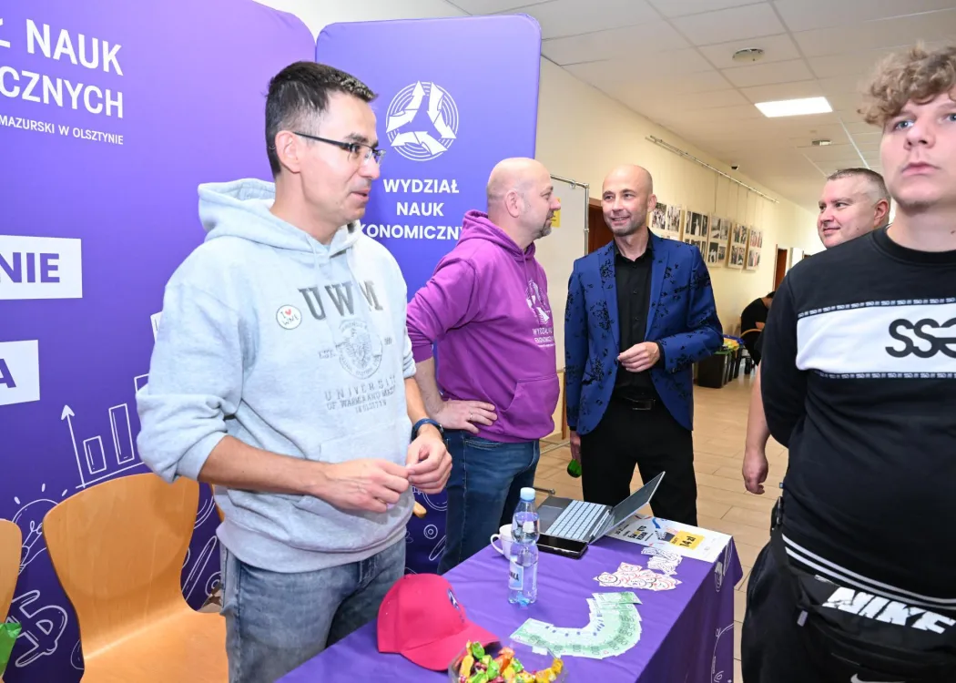 Salon Maturzystów 2025: prorektor Sławomir Przybyliński na stoisku WNE