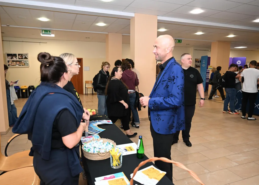 Salon Maturzystów 2025: prorektor Sławomir Przybyliński na stoisku WNE