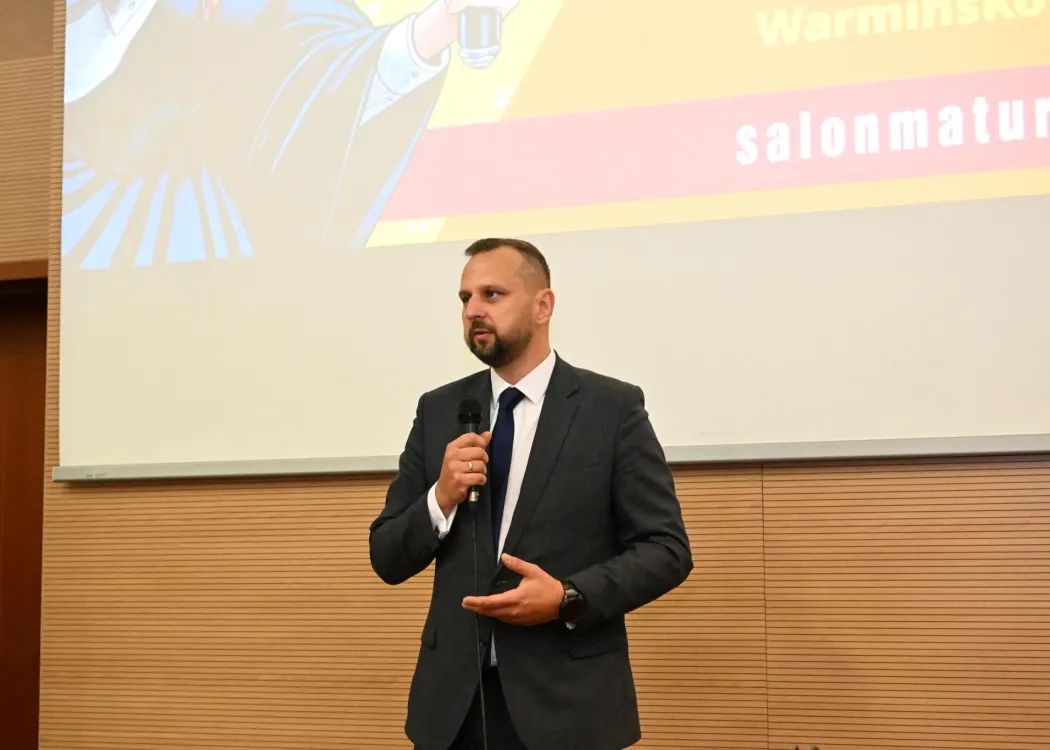 Salon Maturzystów 2025: prezydent Olsztyna Robert Szewczyk podczas inauguracji Salonu Maturzystów