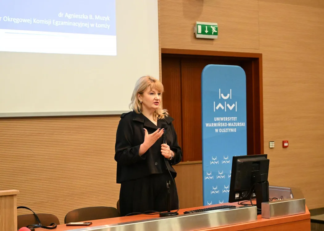 Salon Maturzystów 2025: dr Barbara Muzyk podczas wykładu 