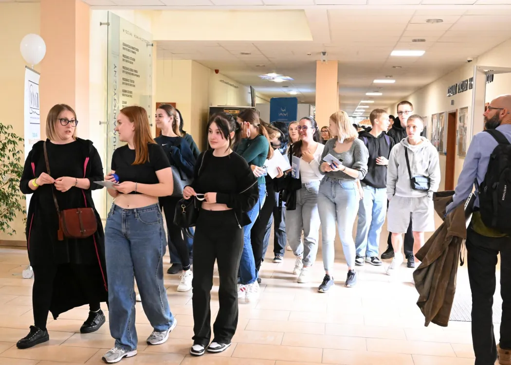 Salon Maturzystów 2025: uczestnicy spacerują korytarzem Wydziału Humanistycznego