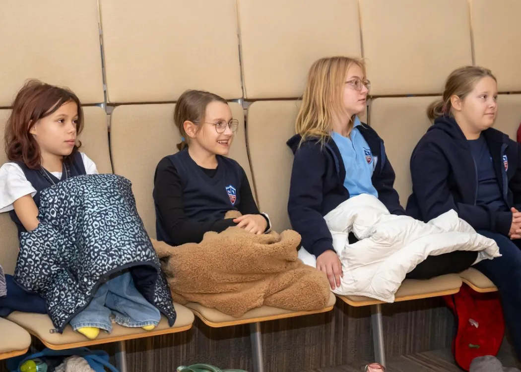 Olsztyńskie Dni Nauki i Sztuki 2025: dzieci oglądają występ teatru lalek