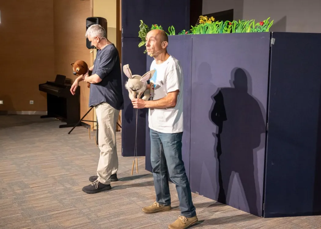 Olsztyńskie Dni Nauki i Sztuki 2025: aktorzy teatru lalek podczas występu na ODNiS