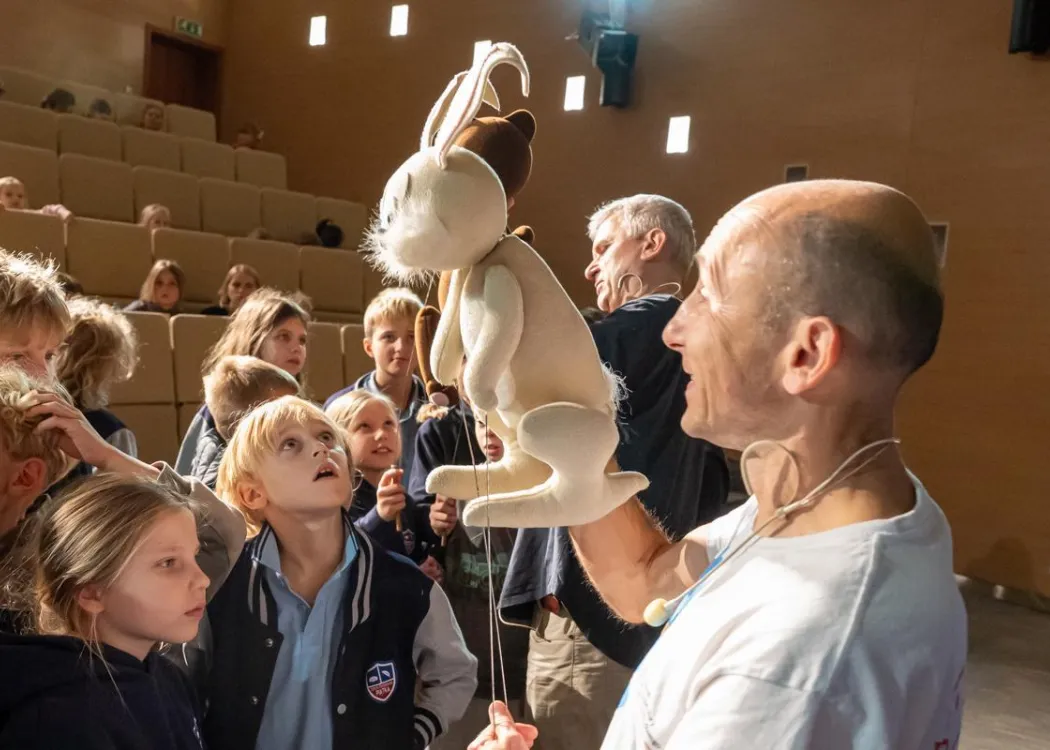 Olsztyńskie Dni Nauki i Sztuki 2025: aktorzy teatru lalek pokazują dzieciom lalki