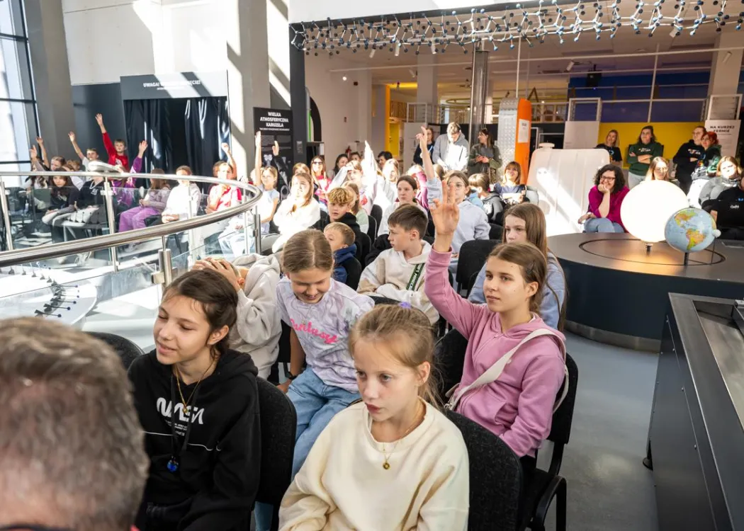 Olsztyńskie Dni Nauki i Sztuki 2025: dzieci uczestniczą w wykładzie Adama Ogrodnego