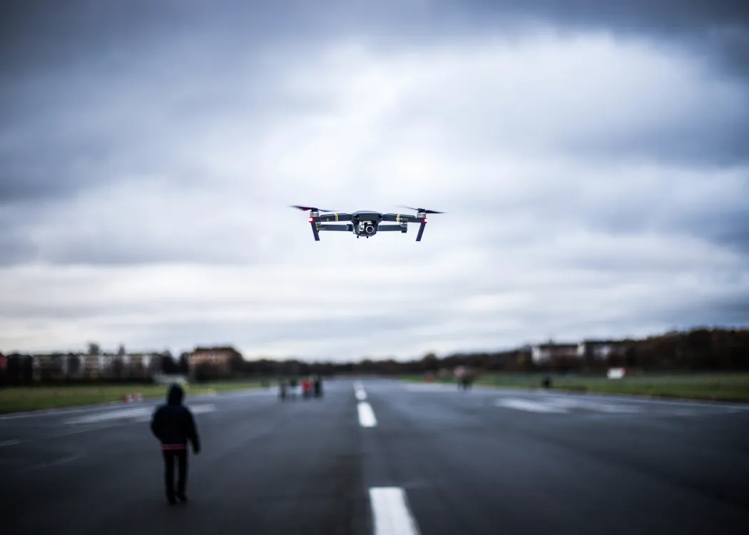 Dron lecący nad zachmurzonym niebem 