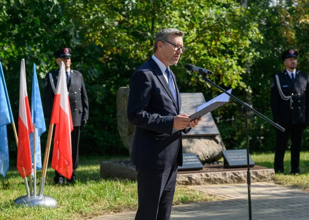 rektor upamiętnia ofiary zbrodni katyńskiej
