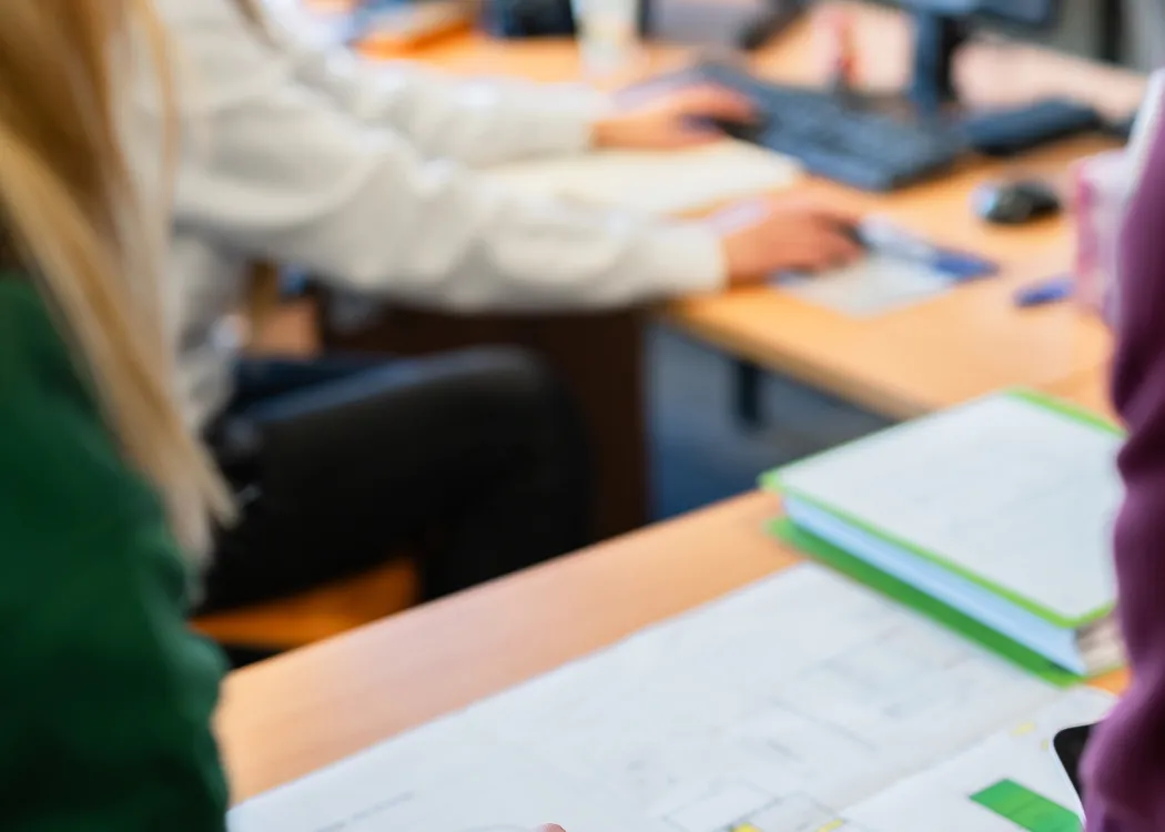 Studenci na zajęciach z książkami