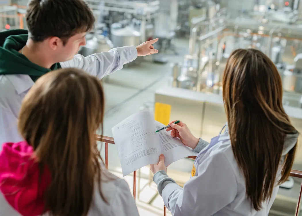 Studenci w laboratorium na zajęciach