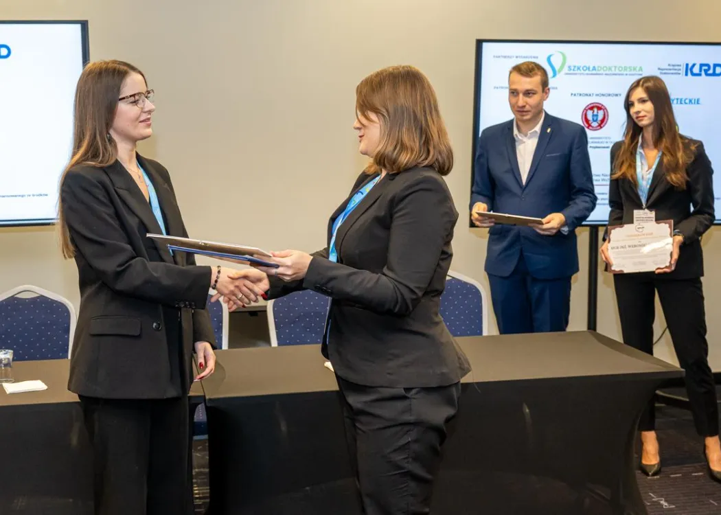 Aleksandra Cichowska odbiera podziękowania