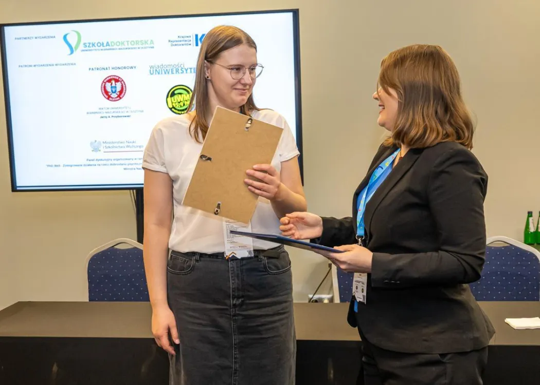 Weronika Zduńczyk odbiera podziękowania