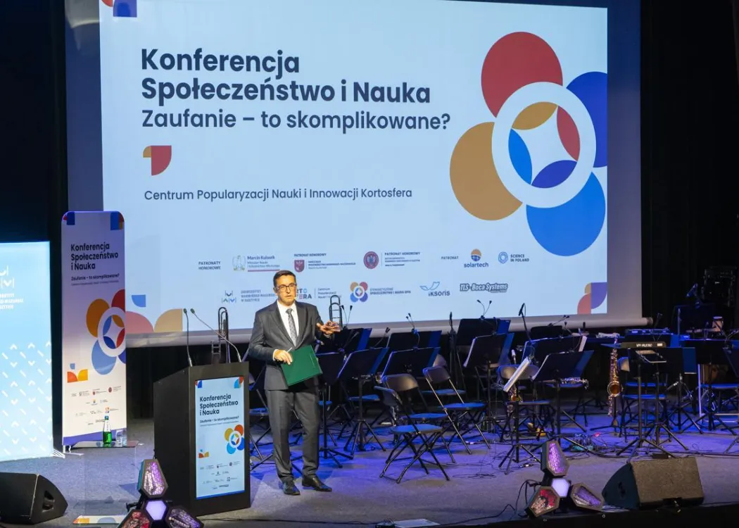 Konferencja SPIN: konferansjer przemawia ze sceny