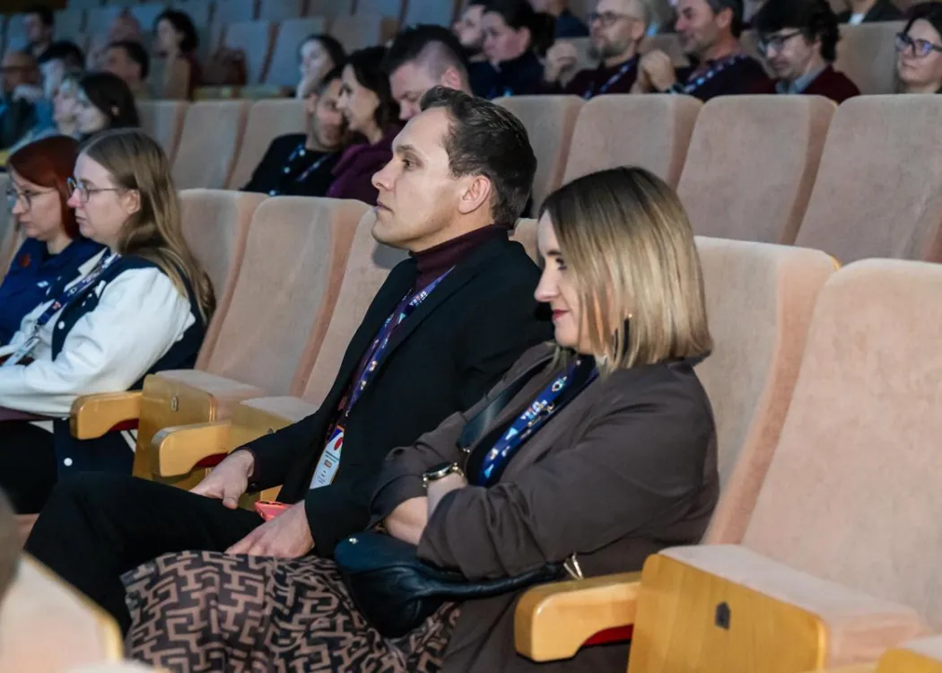 Uczestnicy konferencji SPIN siedzą w auli Centrum Konferencyjnego UWM