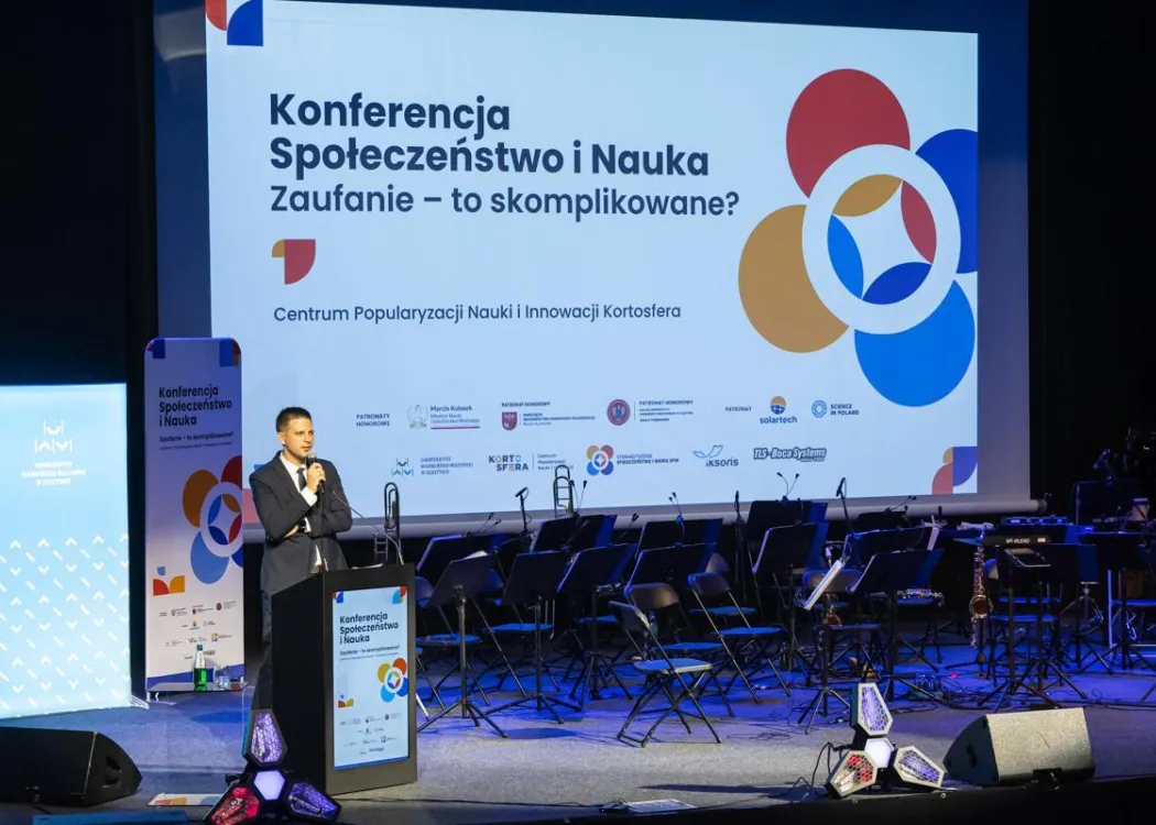 Konferencja SPIN: Mateusz Pikuliński przemawia na scenie