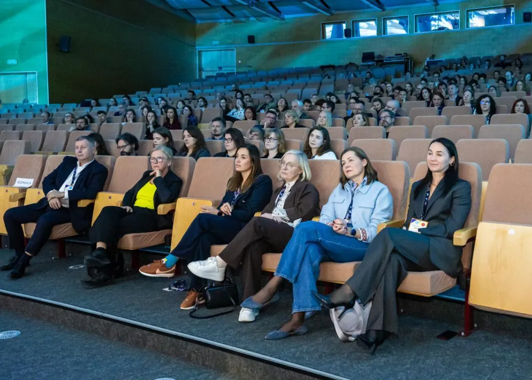 Uczestnicy konferencji SPIN siedzą w auli Centrum Konferencyjnego UWM