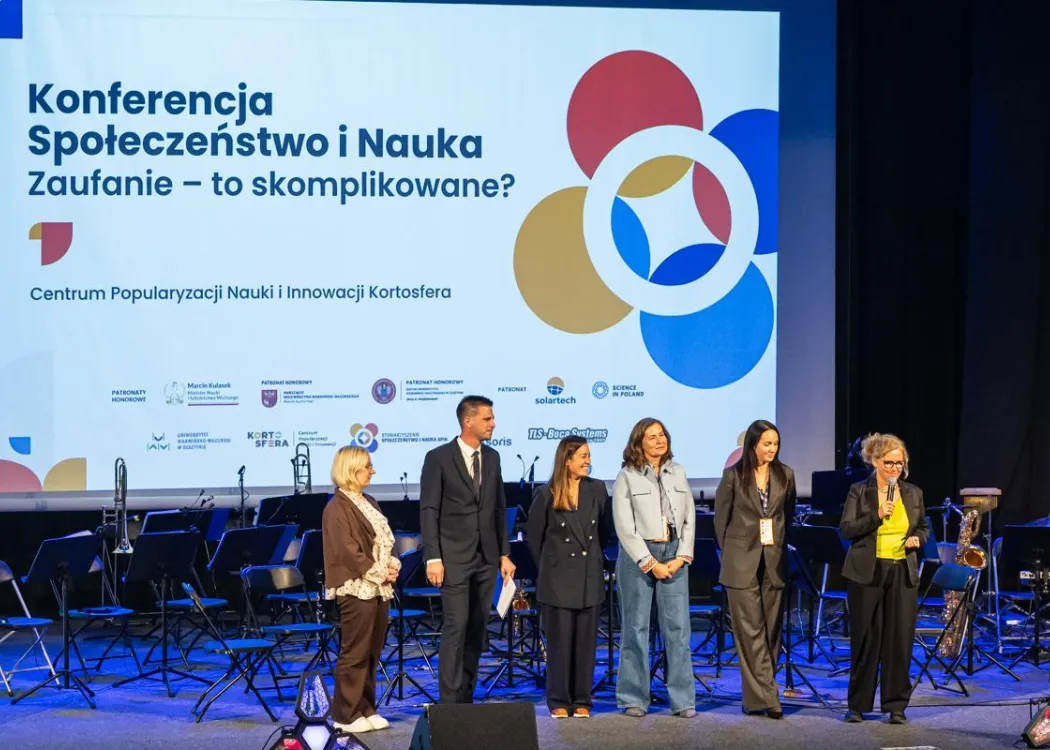 Konferencja SPIN: organizatorzy stoją na scenie 