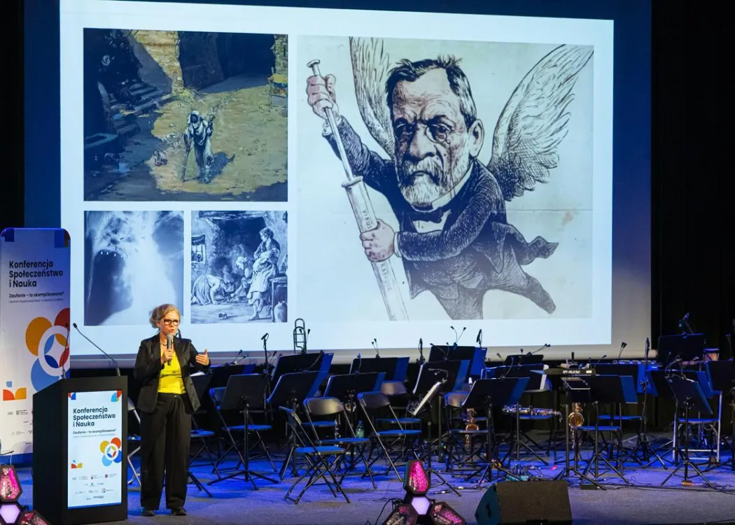 Konferencja SPIN: prelegentka przemawia