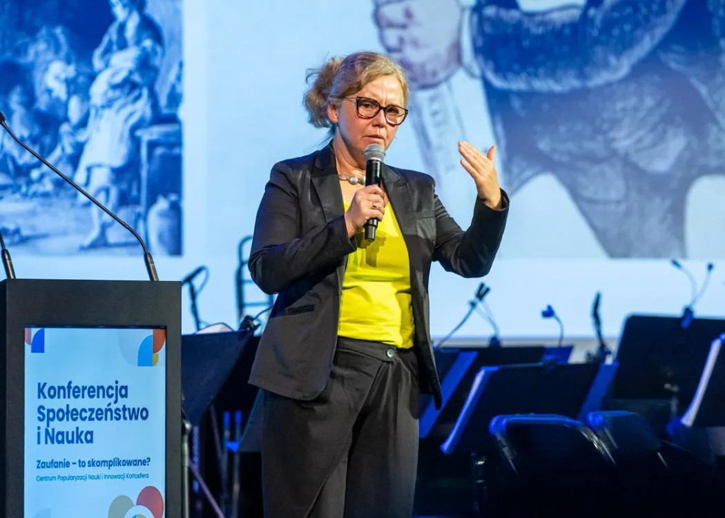 Konferencja SPIN: prelegentka przemawia