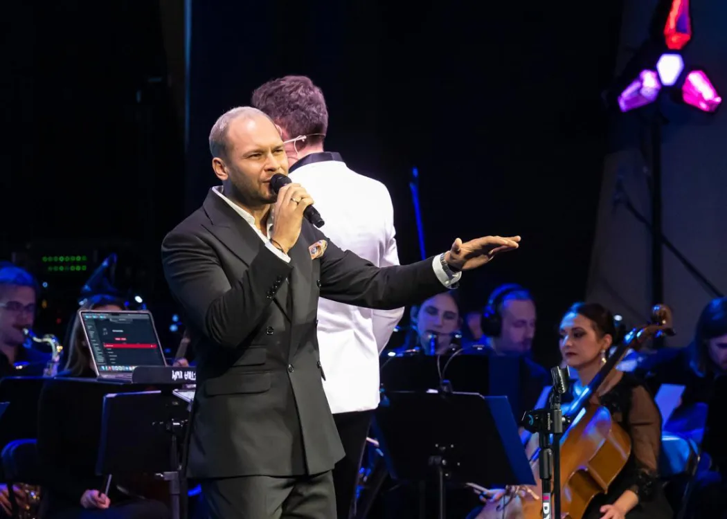 Konferencja SPIN: Orkiestra Akademicka występuje na scenie Centrum Konferencyjnego UWM 