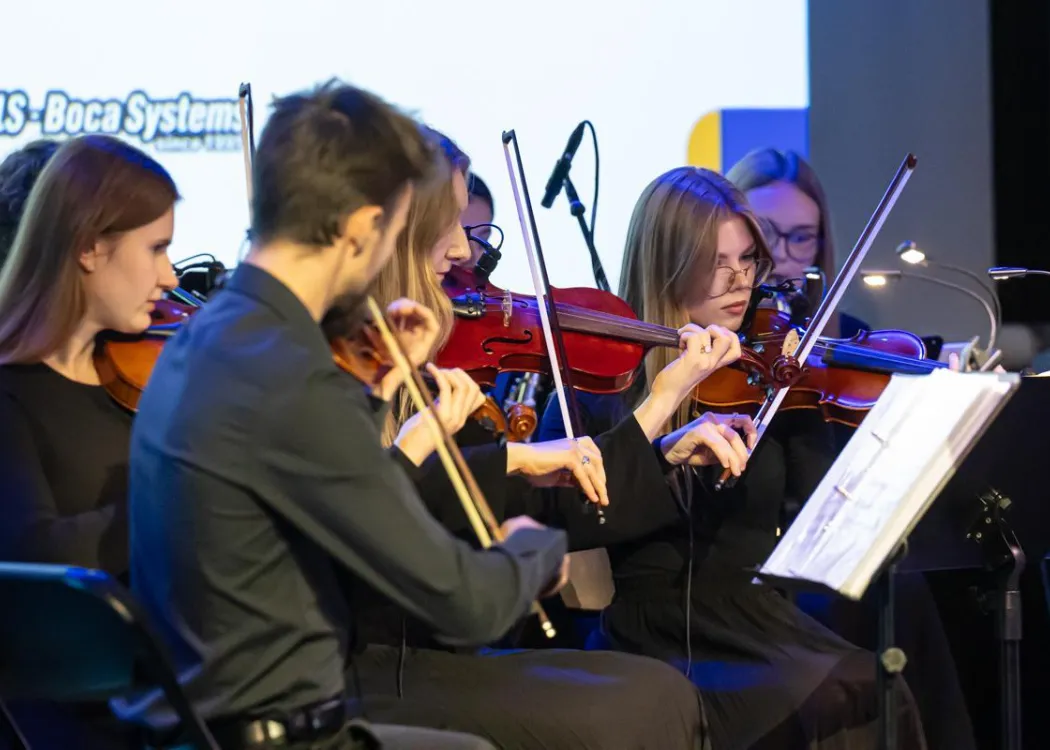 Konferencja SPIN: Orkiestra Akademicka występuje na scenie Centrum Konferencyjnego UWM 