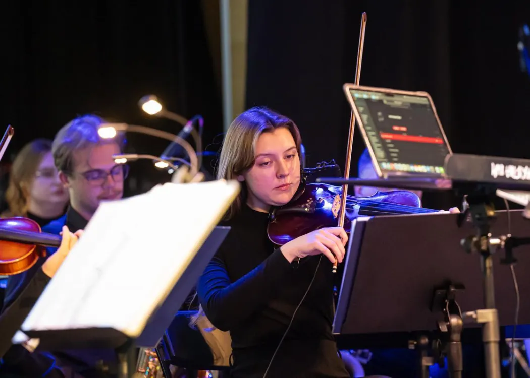 Konferencja SPIN: Orkiestra Akademicka występuje na scenie Centrum Konferencyjnego UWM 