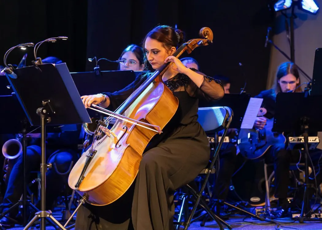 Konferencja SPIN: Orkiestra Akademicka występuje na scenie Centrum Konferencyjnego UWM 
