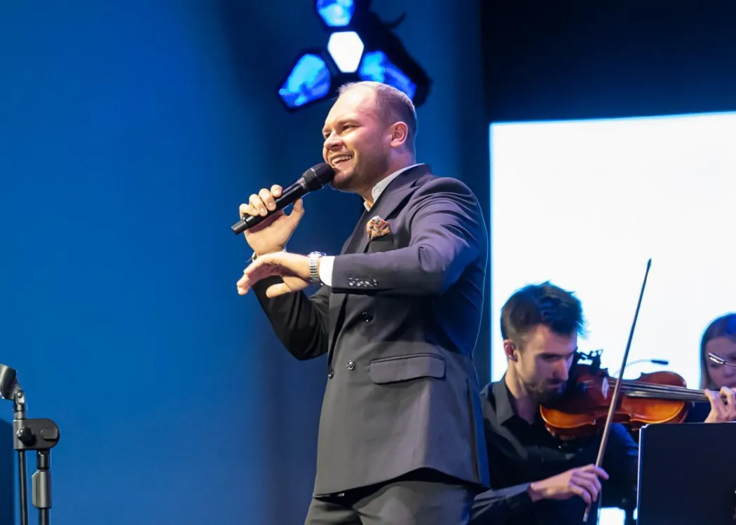 Konferencja SPIN: Orkiestra Akademicka występuje na scenie Centrum Konferencyjnego UWM 