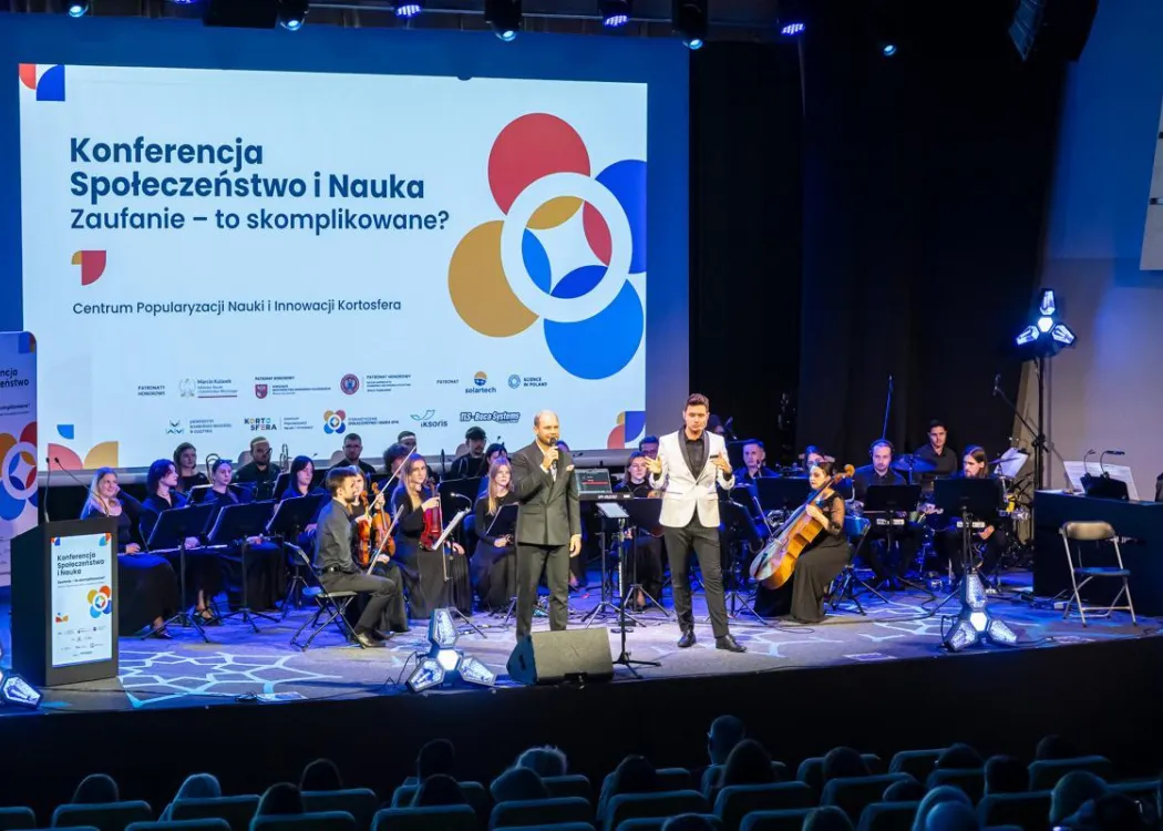 Konferencja SPIN: Orkiestra Akademicka występuje na scenie Centrum Konferencyjnego UWM 