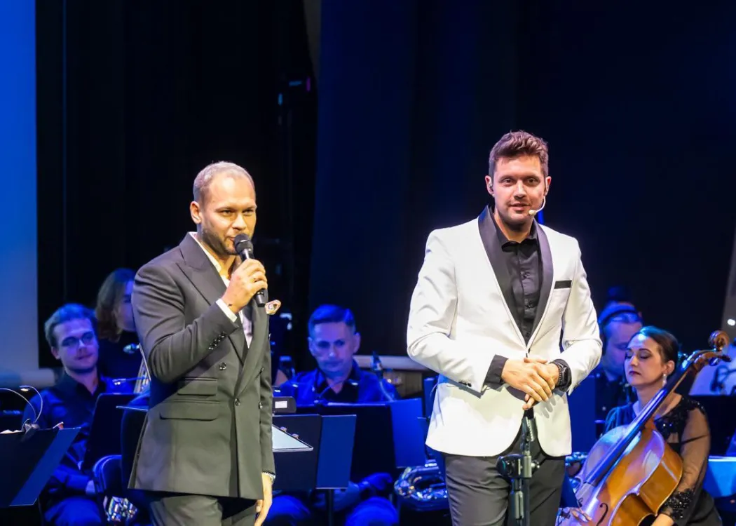 Konferencja SPIN: Orkiestra Akademicka występuje na scenie Centrum Konferencyjnego UWM 
