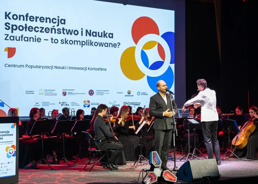 Konferencja SPIN: Orkiestra Konferencja SPIN: Orkiestra Akademicka występuje na scenie Centrum Konferencyjnego UWM gra 