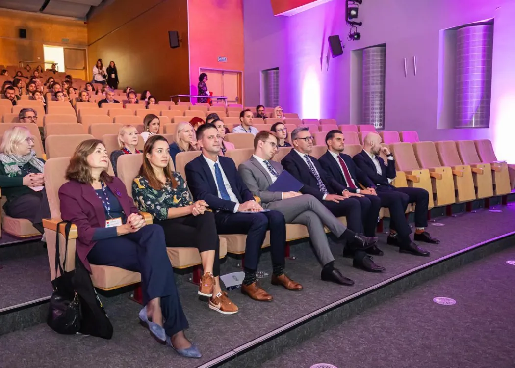 uczestnicy konferencji SPIN siedzą w auli Centrum Konferencyjnego UWM