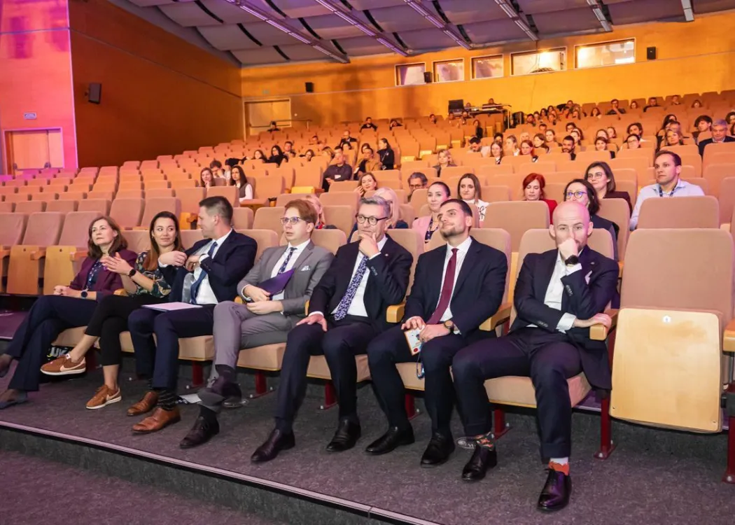 uczestnicy konferencji SPIN siedzą w auli Centrum Konferencyjnego UWM